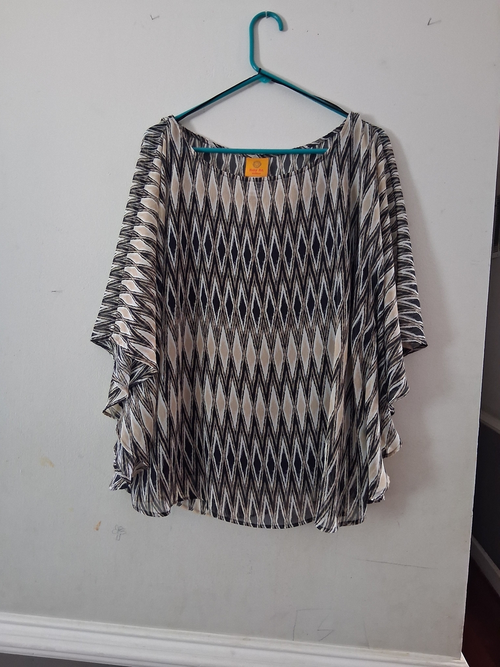 Ruby Rd. Black and Cream Geometric Flutter-Sleeve Crop Top